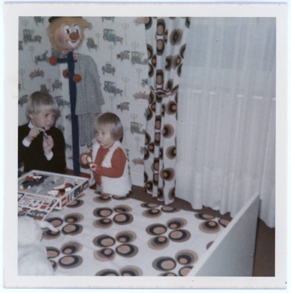 Photo souvenir d'enfance en couleur, deux enfants jouant avec un jouet, à numériser et conserver