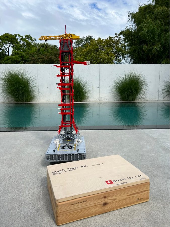 Tour de lancement LEGO® MOC pour Saturn V, dans sa caisse en bois gravée Bricks Du Lac