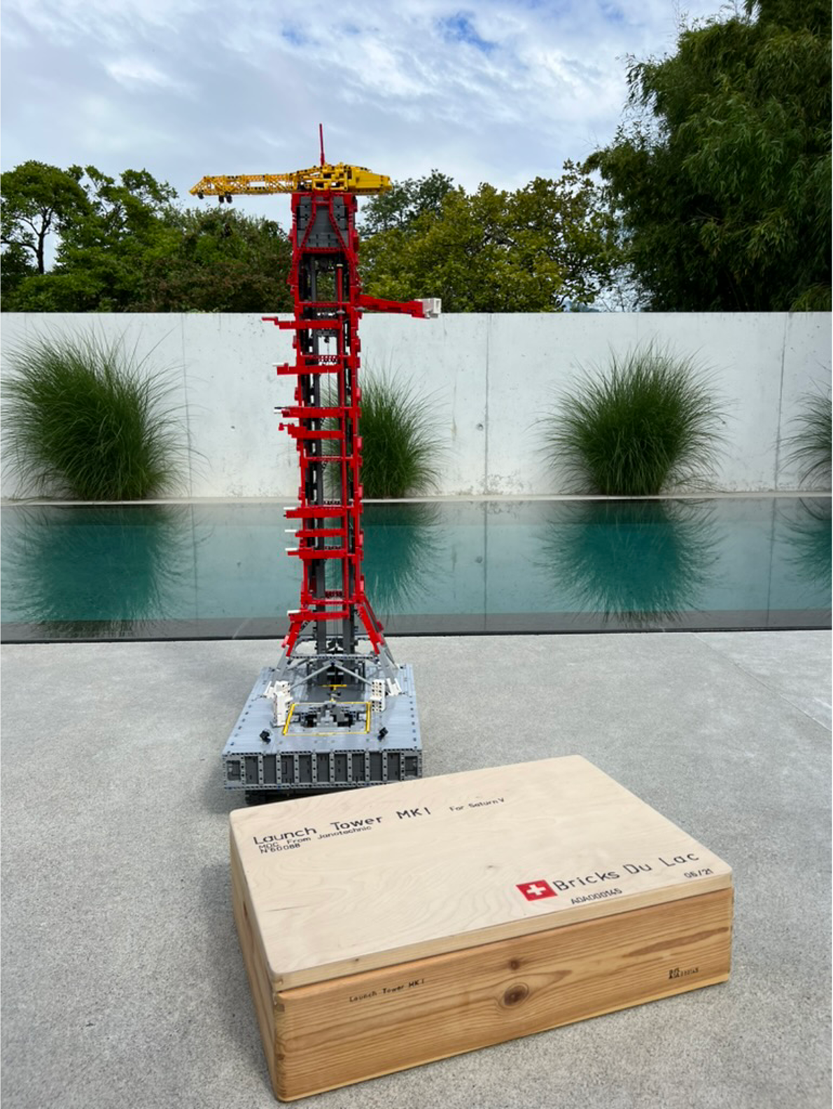 Tour de lancement LEGO® MOC pour Saturn V, dans sa caisse en bois gravée Bricks Du Lac