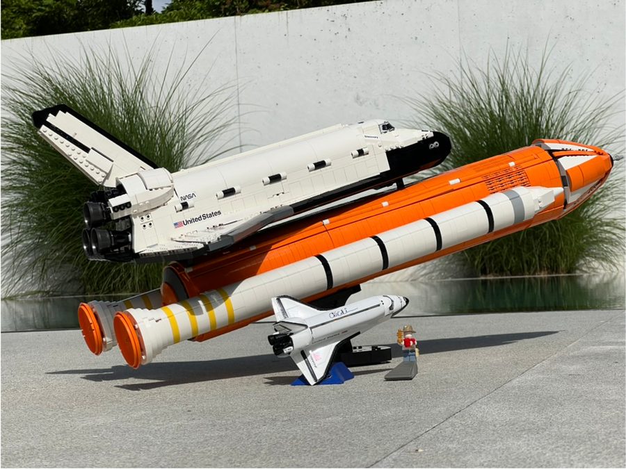 Navette spatiale LEGO® assemblée sur mesure, avec sa navette miniature et sa minifigurine