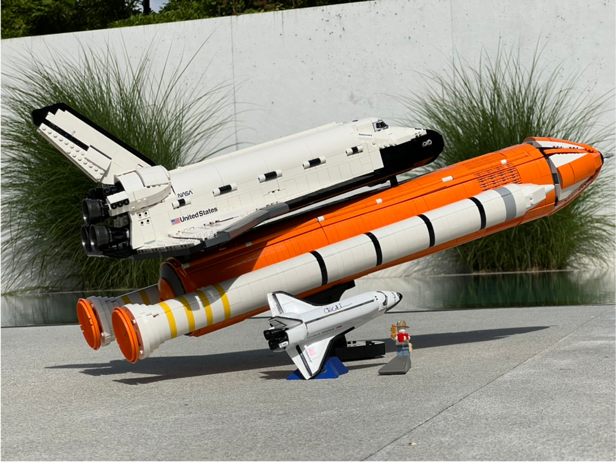Navette spatiale LEGO® assemblée sur mesure, avec sa navette miniature et sa minifigurine